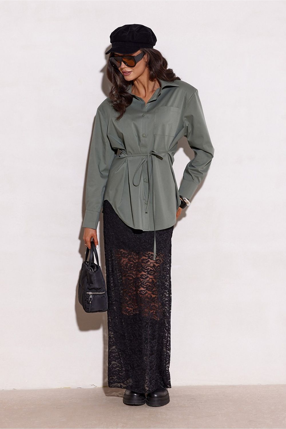  Elegant classic-cut shirt in green on model