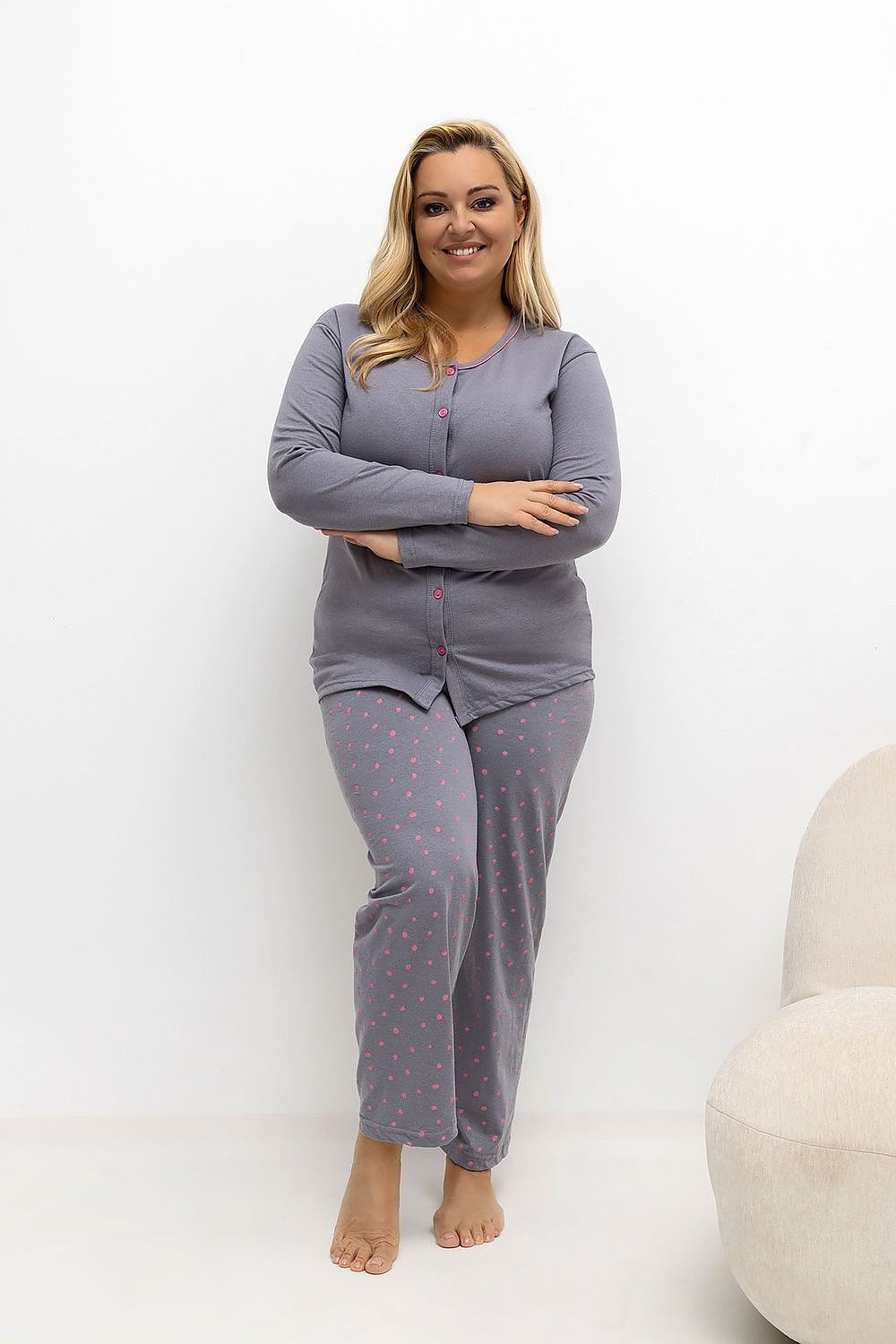  Grey plus-size polka dot pyjama set with button-front top and straight-leg pants