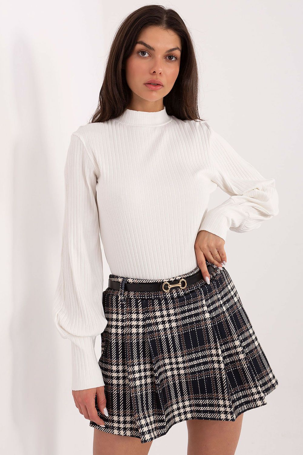  plaid skirt shorts with high waist, pleated front, and belt – front view