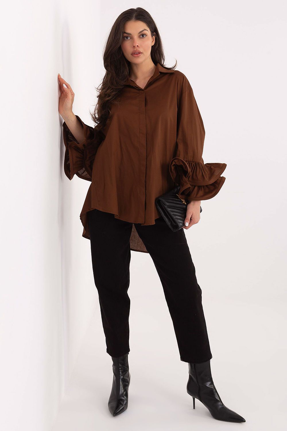  elegant shirt with elongated back and ruffled sleeves – front view.