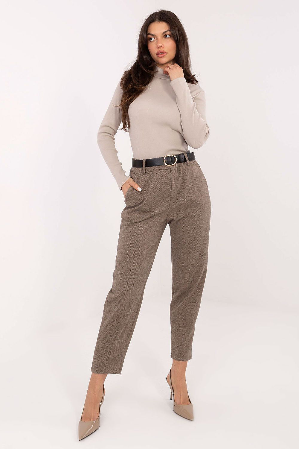 Brown houndstooth women’s cigarette pants with elastic waistband and belt – front