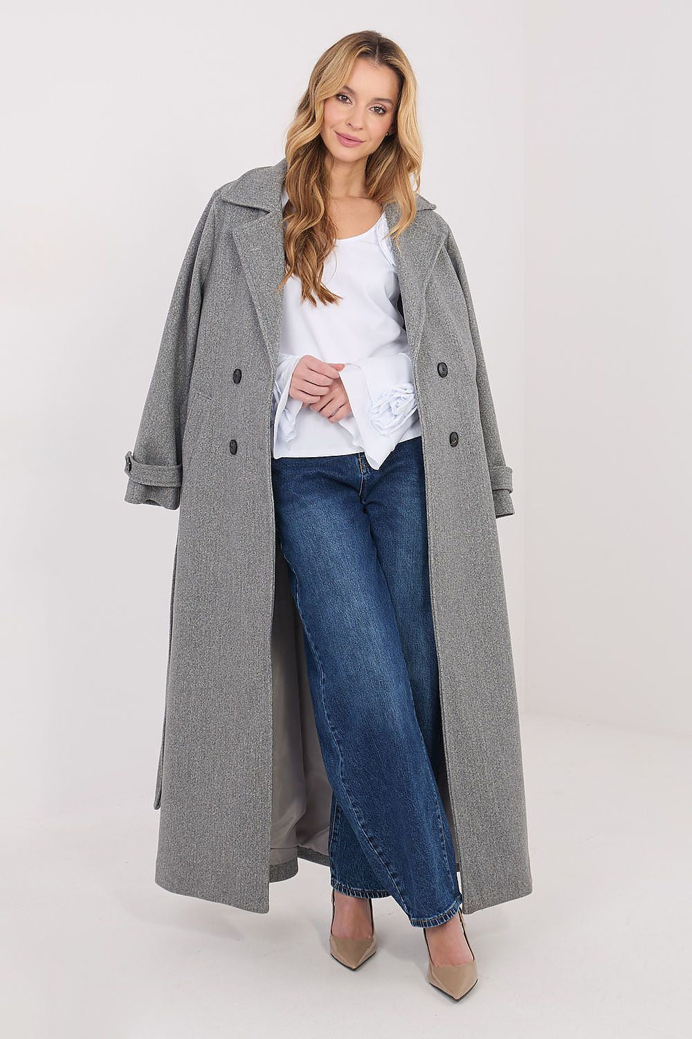  Elegant white fitted blouse with V-neckline and floral details.