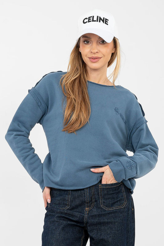  casual sweatshirt with long sleeves, decorative stitching and subtle chest embroidery