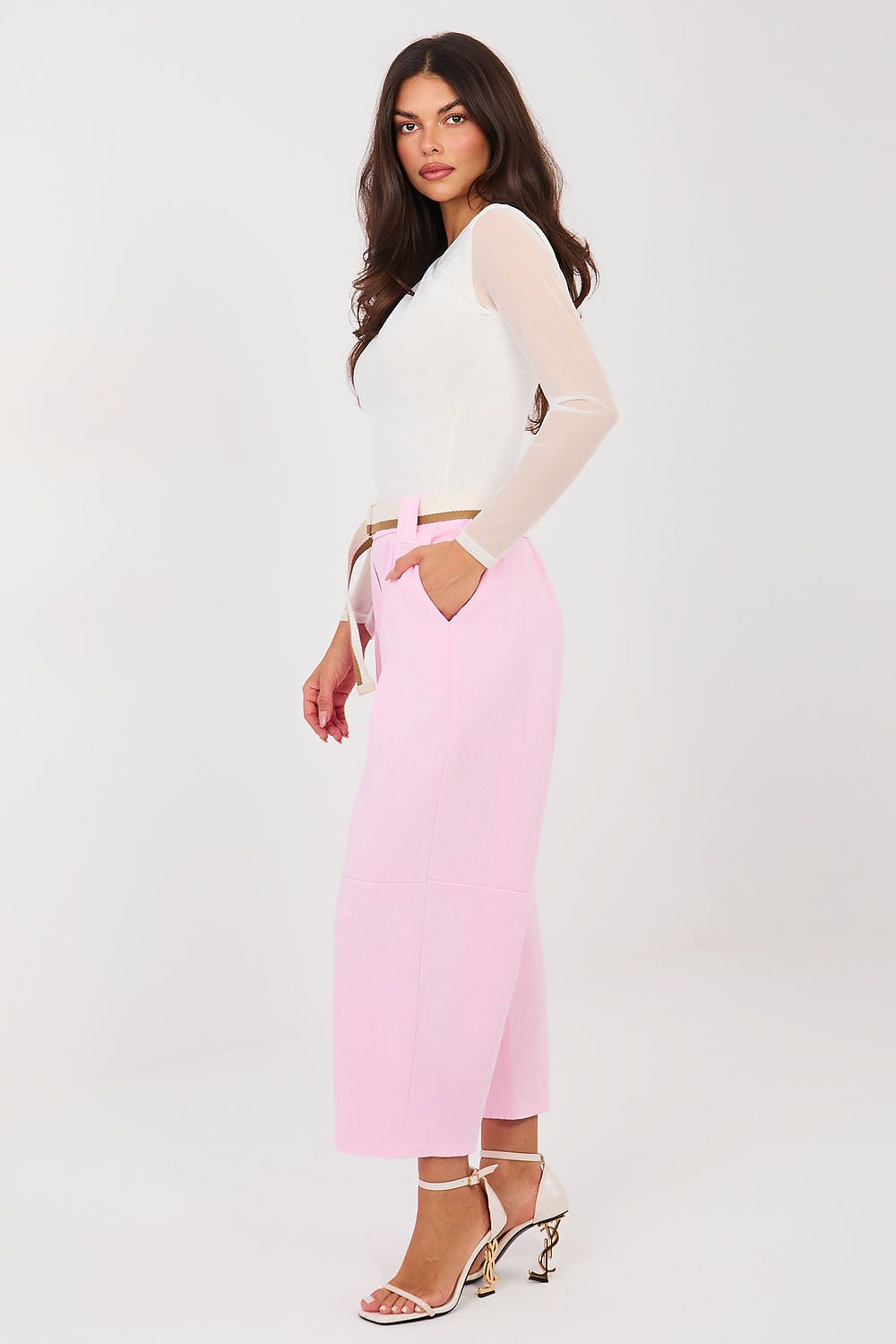  high waisted jeans with pleated front
Pink wide leg trousers relaxed chic look