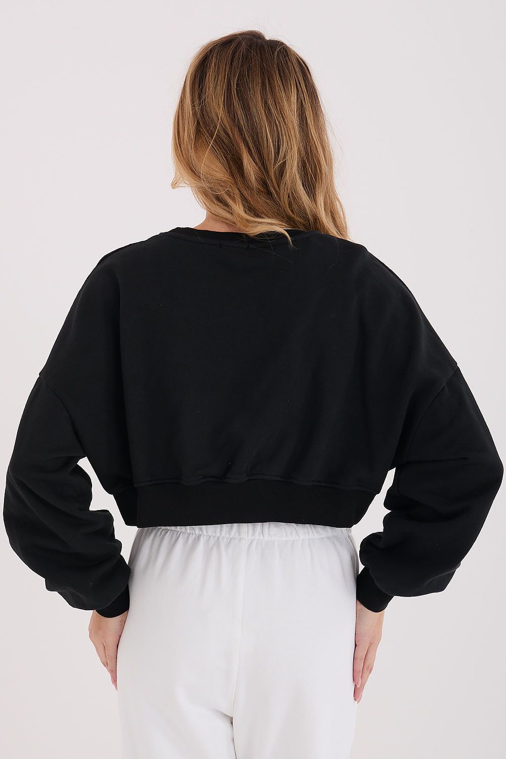 Black casual cropped sweatshirt styled modern outfit