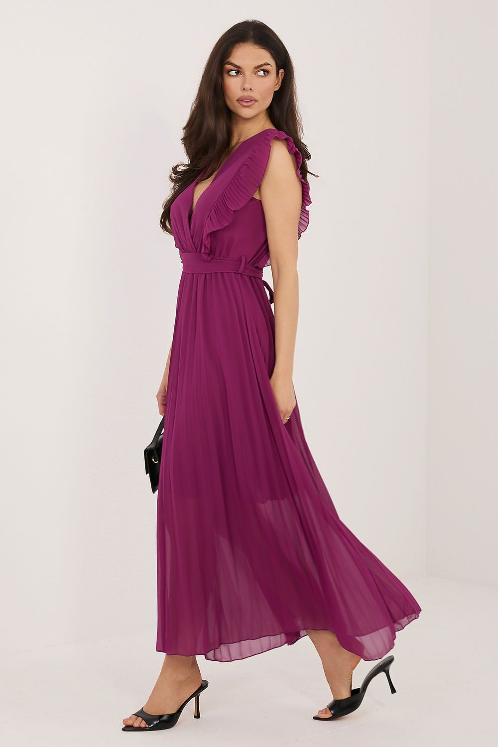  flowing dress with waist tie detail