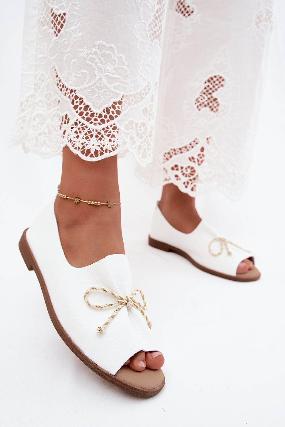  White women's sandals with bow detail and closed heel design 
