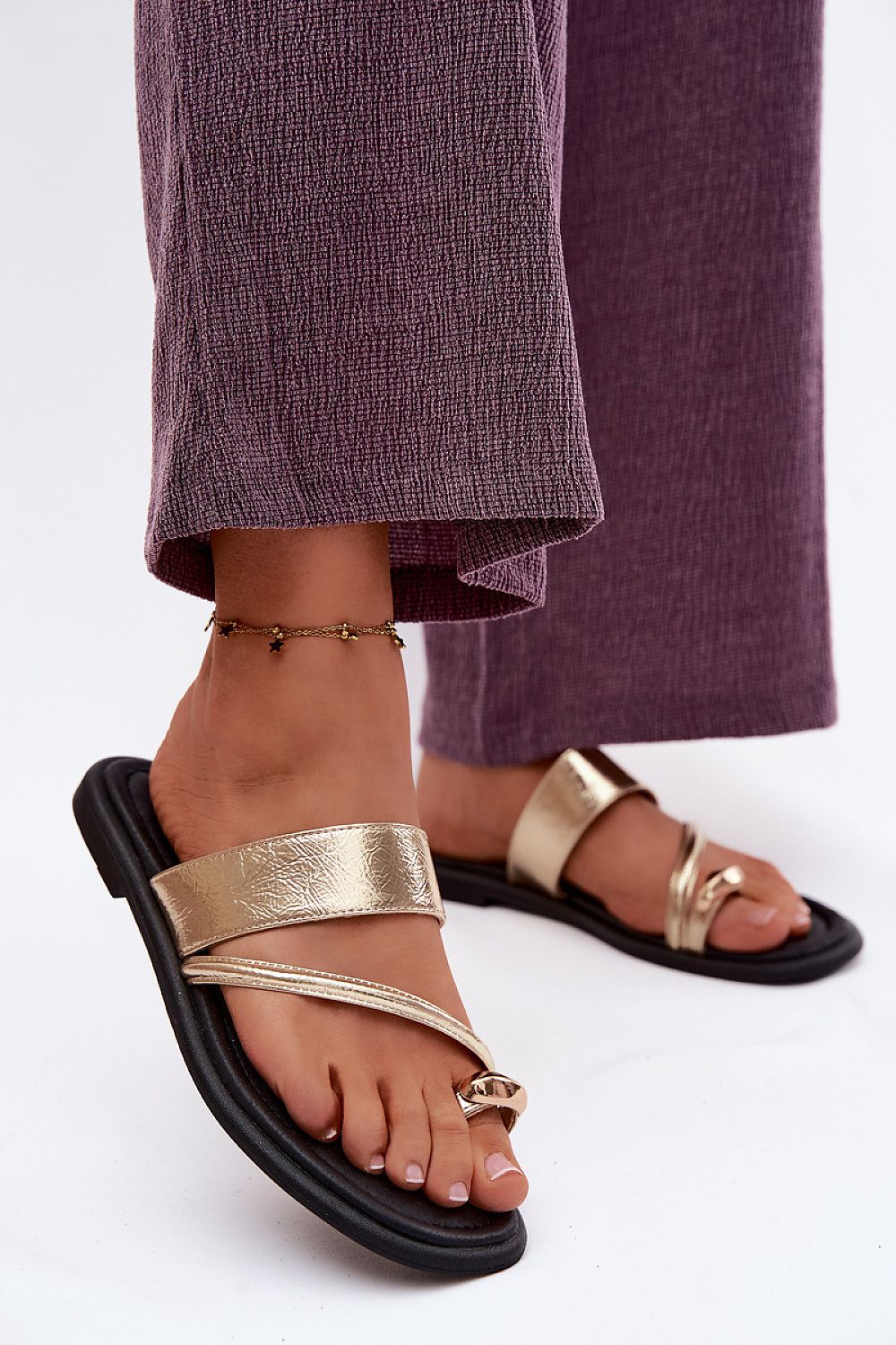  Gold leather flat sandals with elegant metallic toe detail
