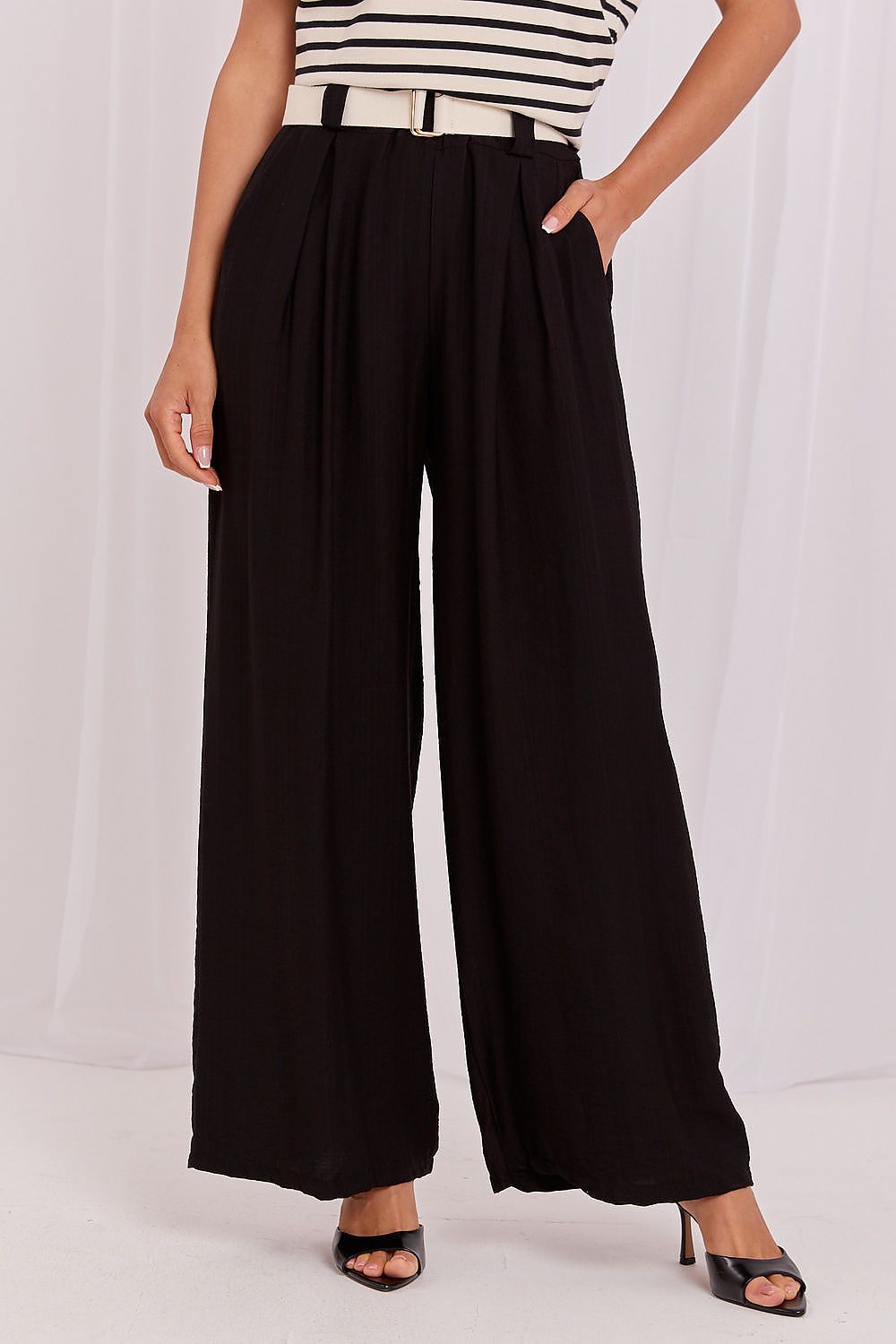  trousers featuring a flowing wide-leg silhouette and side pockets