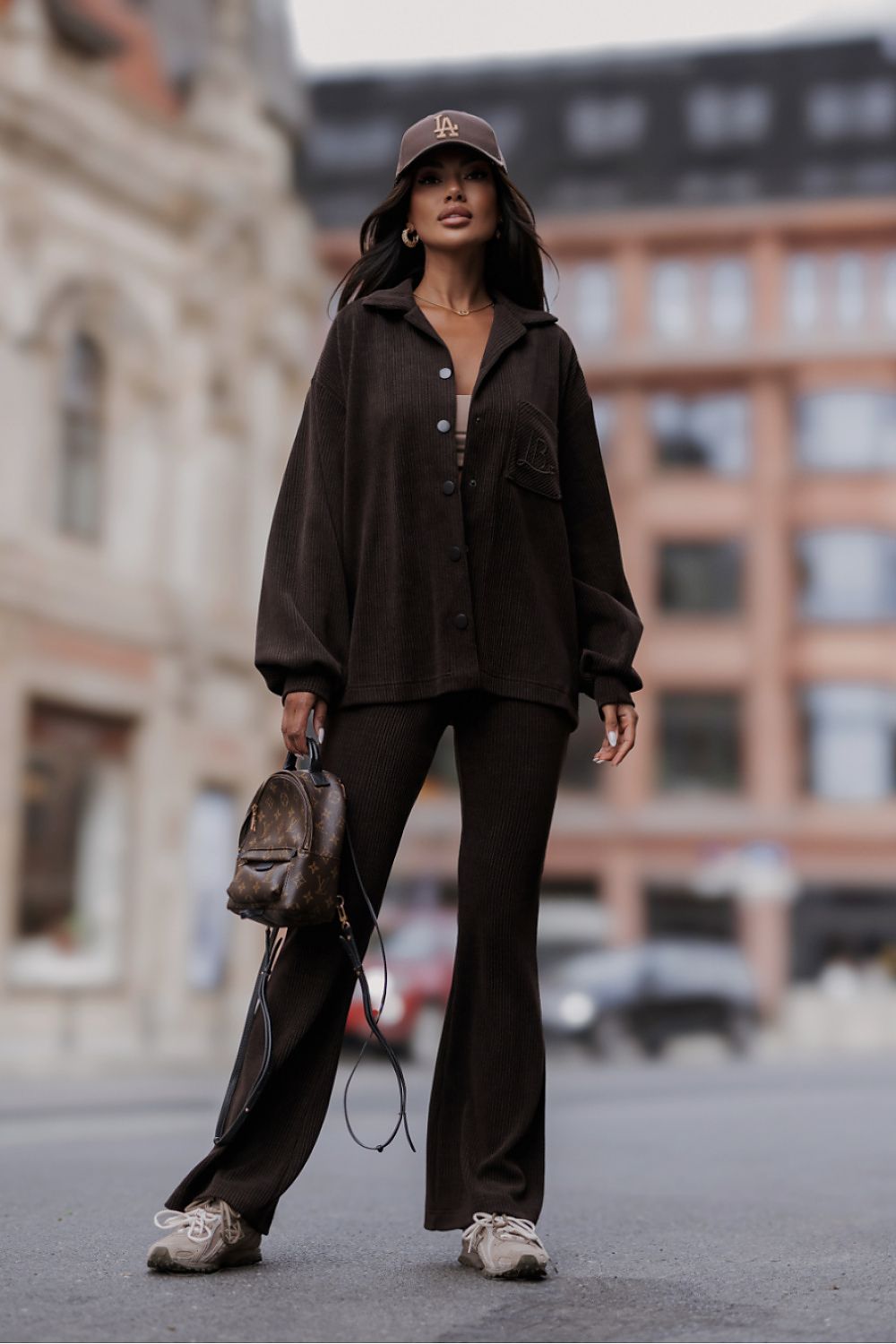  Women's brown corduroy two-piece set with relaxed shirt and matching trousers.