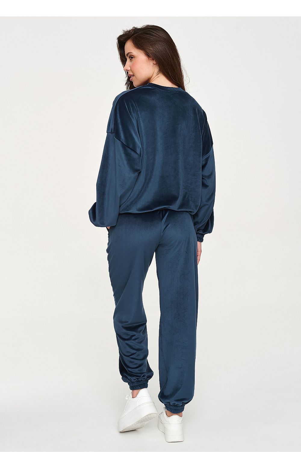  Women's blue velour two-piece set with relaxed sweatshirt and jogger trousers. Rear view