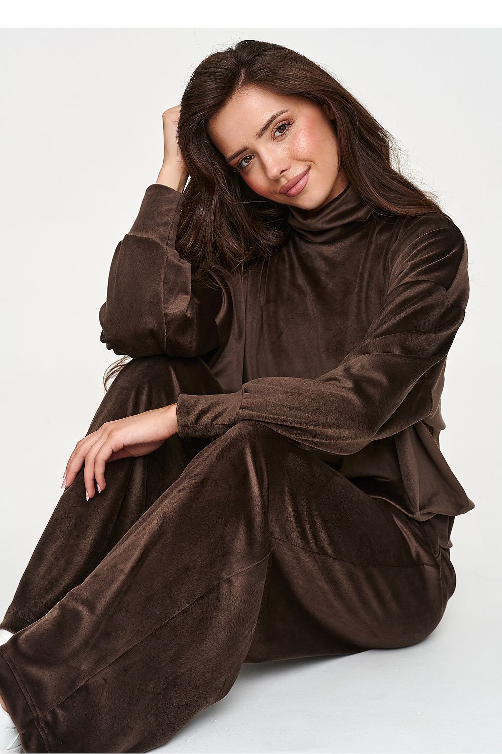  Women's brown matching velour set with long sleeves and elasticated waist trousers