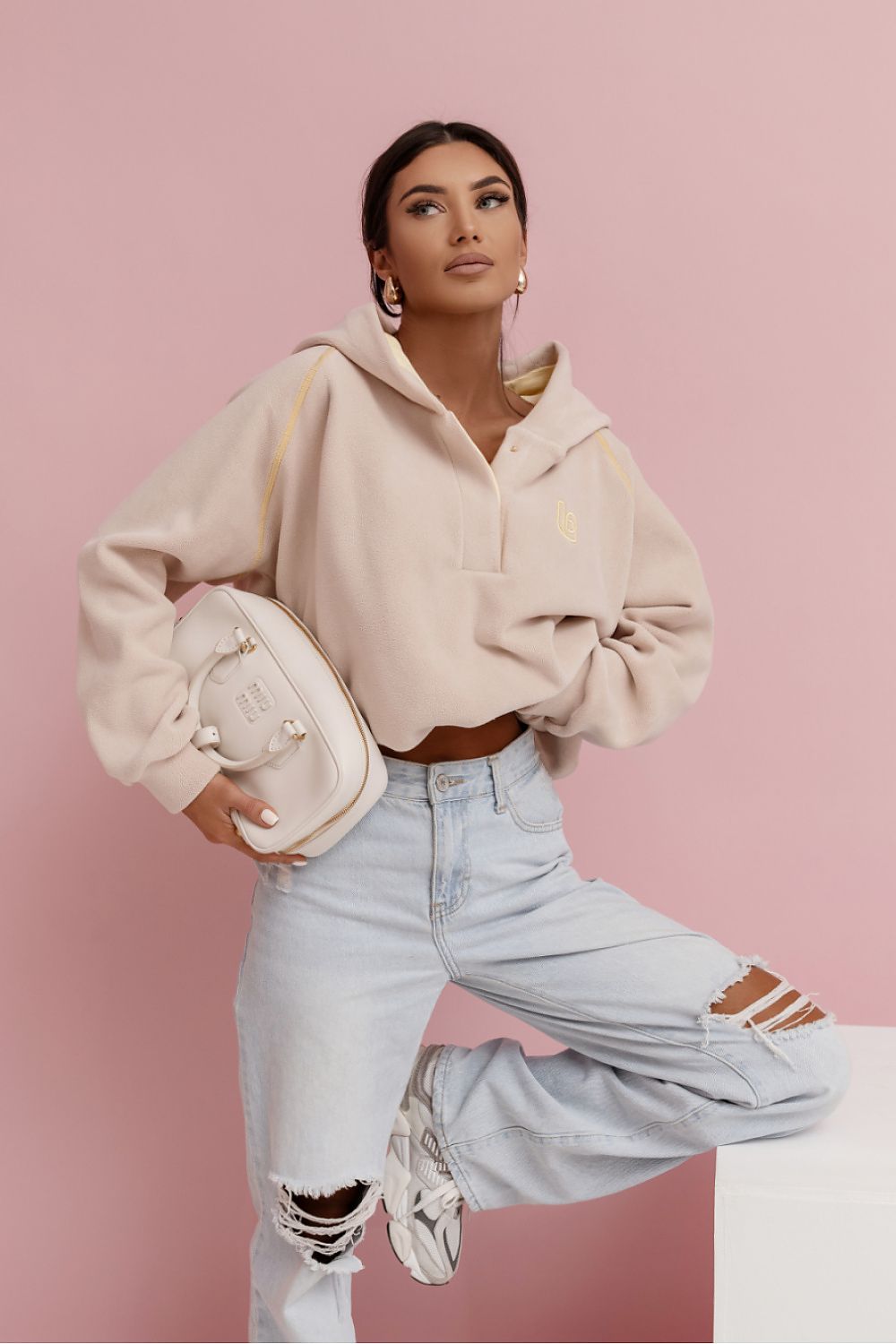 Beige women's cotton-stretch sweatshirt styled with blue jeans