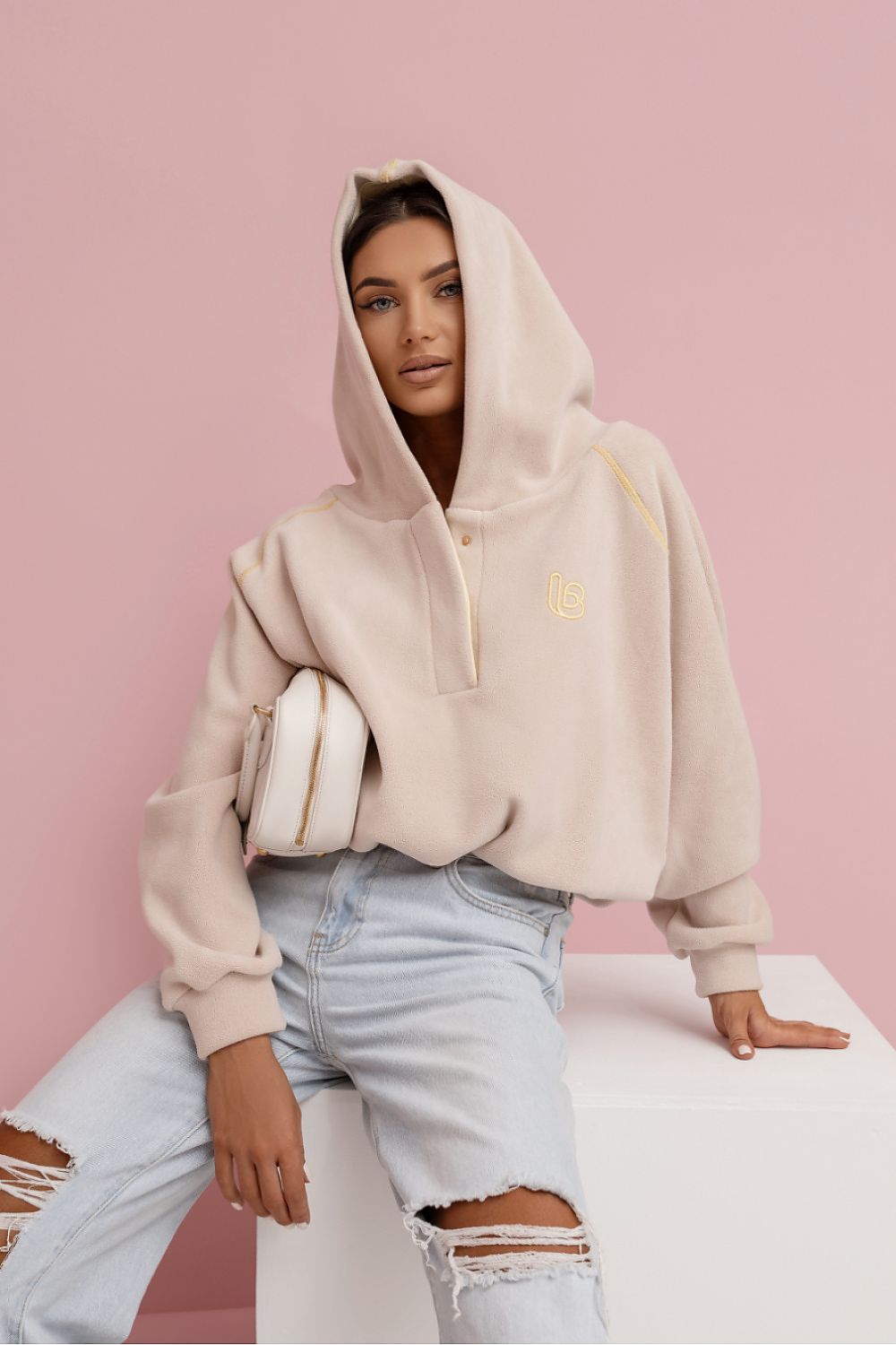 Beige women's cotton-stretch sweatshirt styled with blue jeans-2