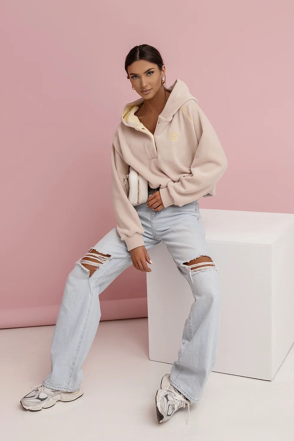 Beige women's cotton-stretch sweatshirt styled with blue jeans-3
