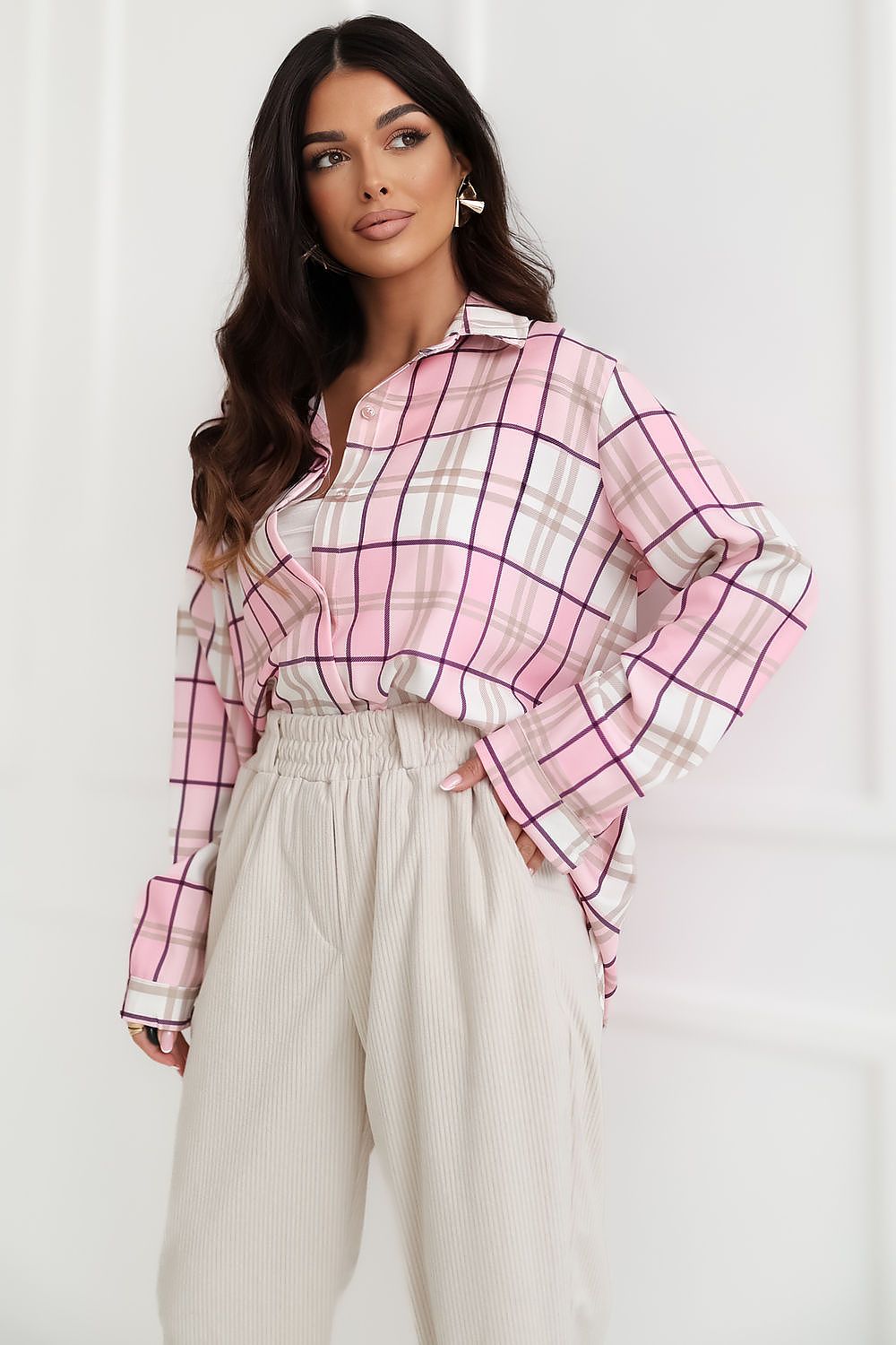  Women's pink checked shirt with classic collar and button fastening