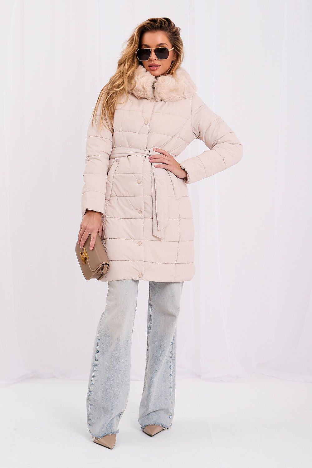  Women's beige knee-length quilted coat with hood, detachable fur trim and waist belt
