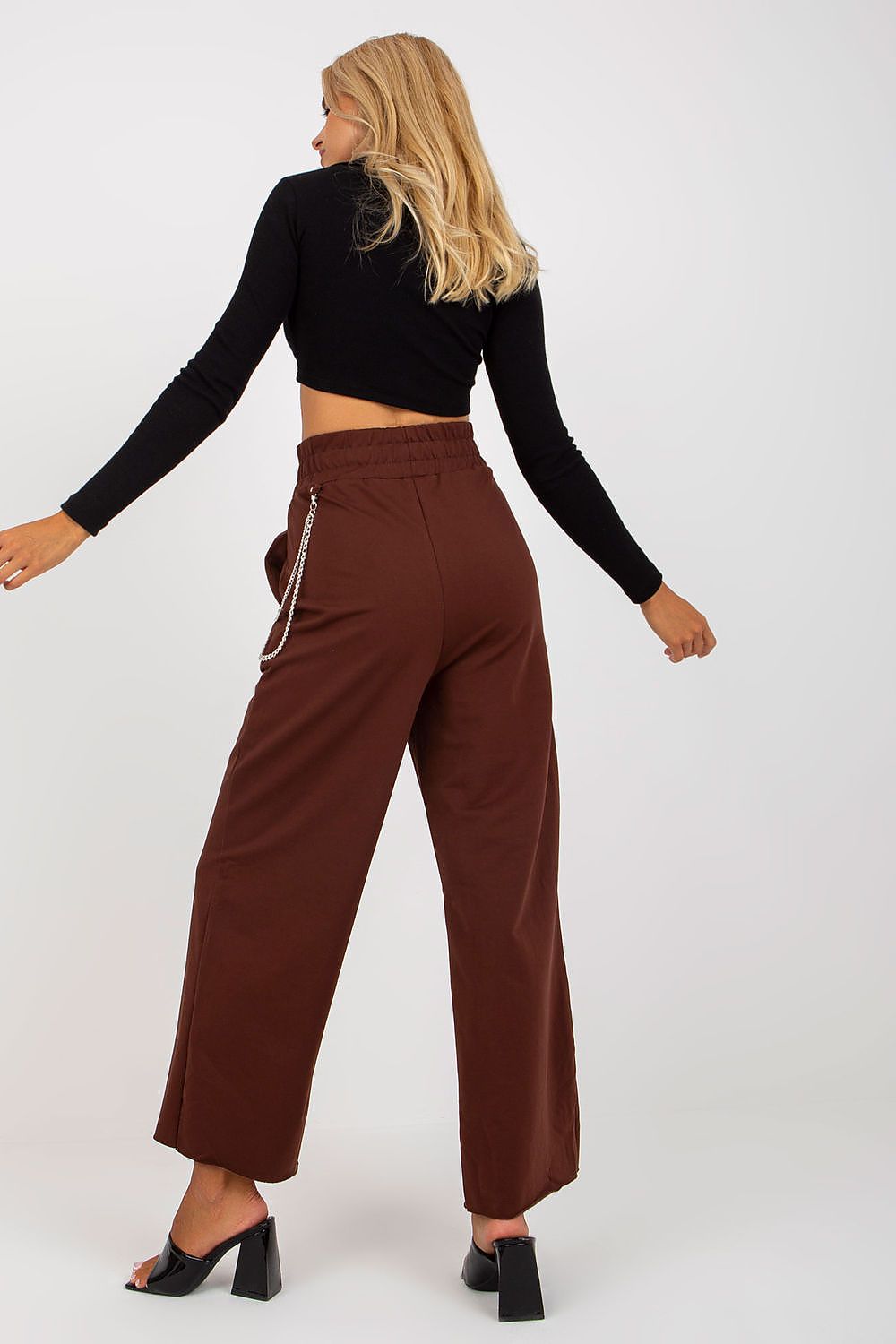  Comfortable brown sweatpants with elastic waist and detachable chain
