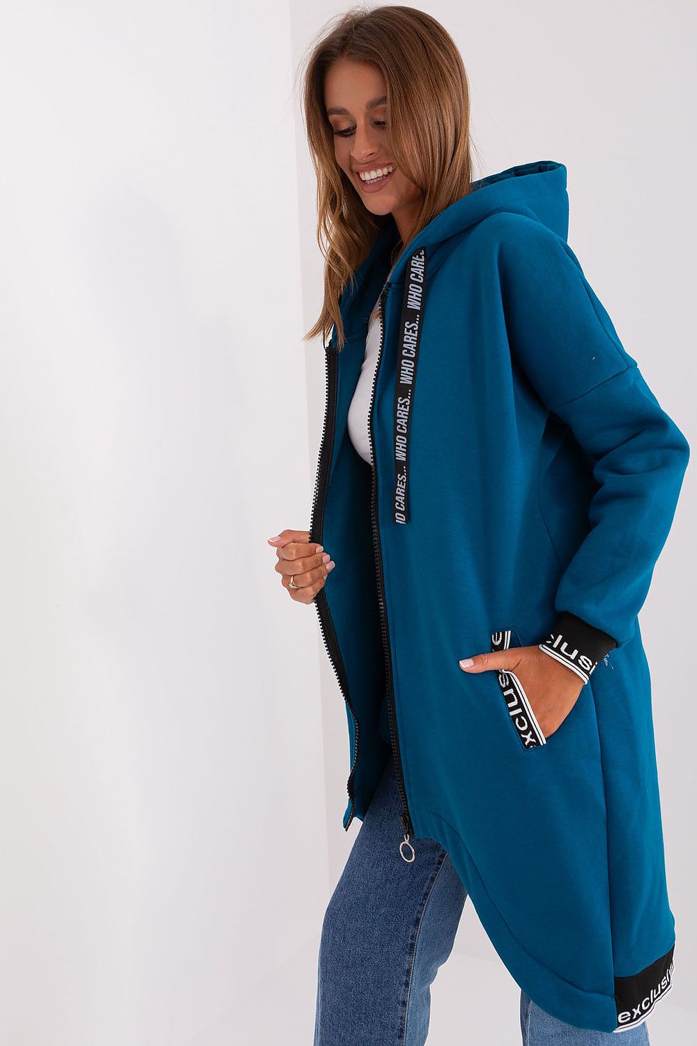  Blue extended cotton sweatshirt with hood and zipper, featuring long sleeves and practical pockets.