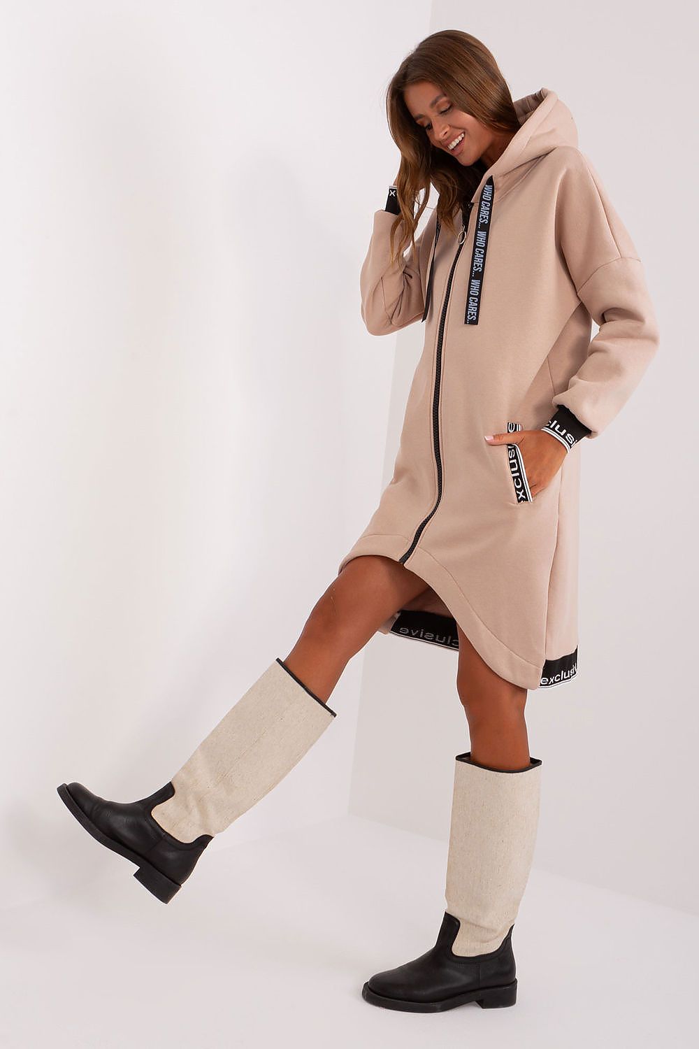  Beige extended cotton sweatshirt with hood, zipper, and pockets, designed in a smooth minimalist style.